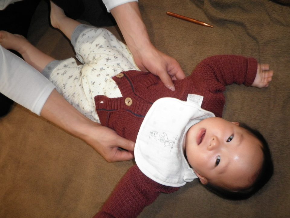 夜泣きで困っているママをサポートする施術風景